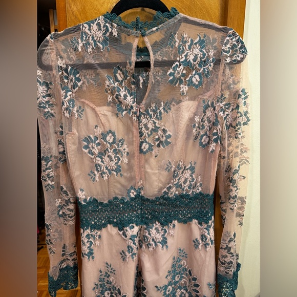 Strut & Bolt green and peach lace, long sleeve, romper. Size small - Picture 4 of 7